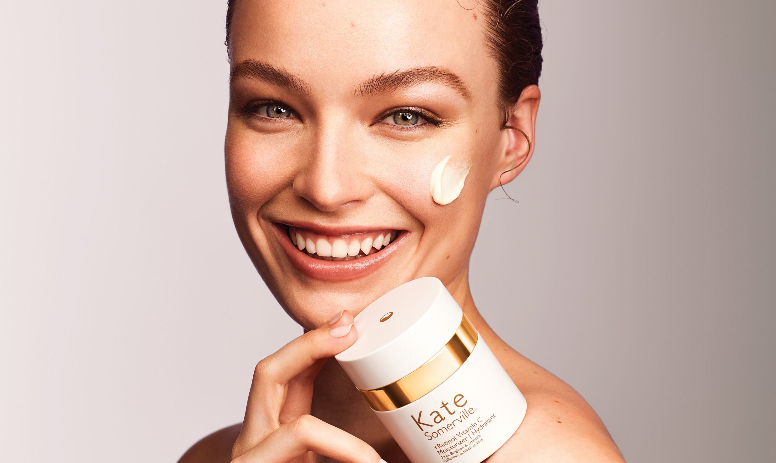 Suntik Putih Seorang dokter profesional sedang mempersiapkan suntik putih untuk pasien di klinik estetika, menunjukkan teknik steril